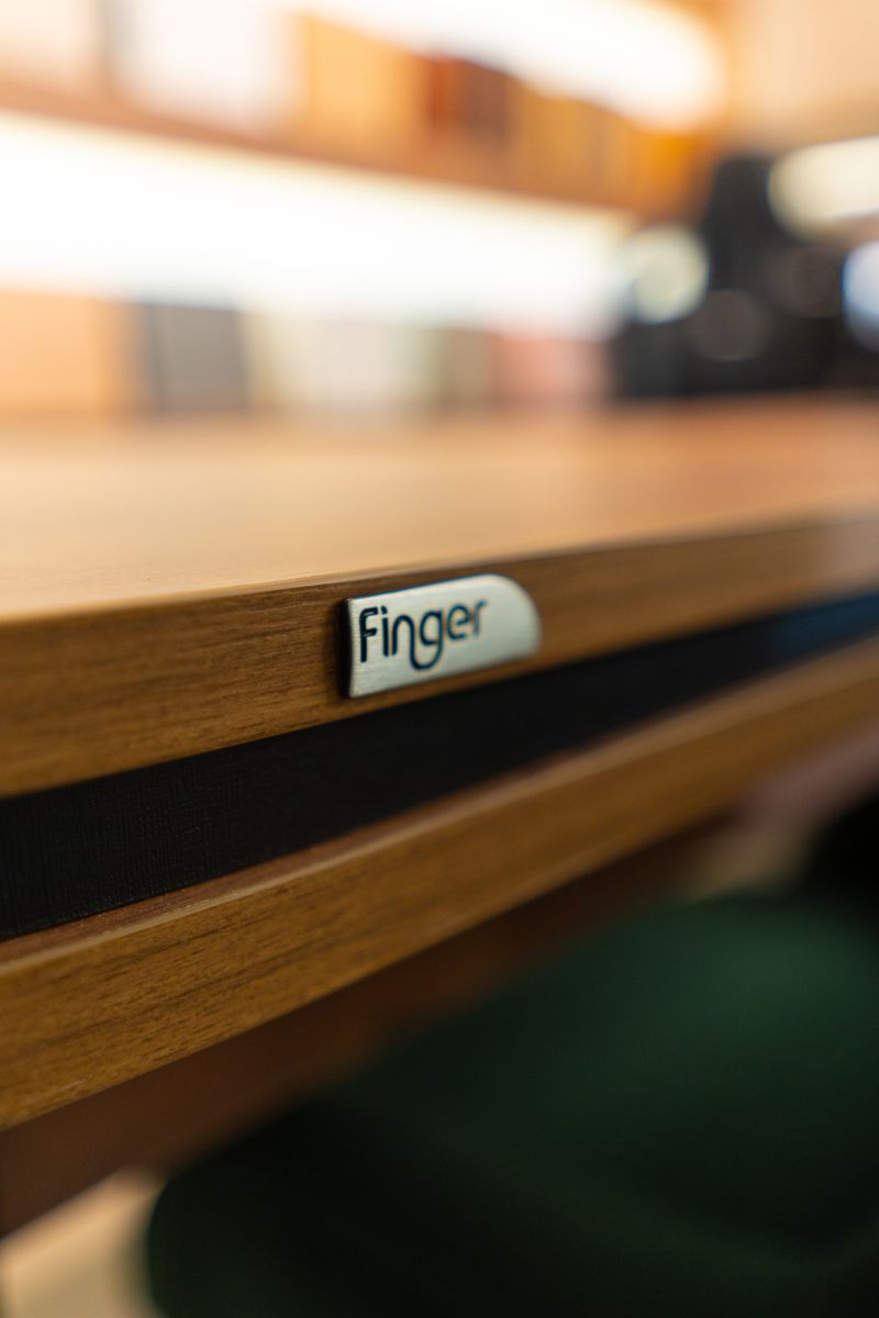 Showroom Finger